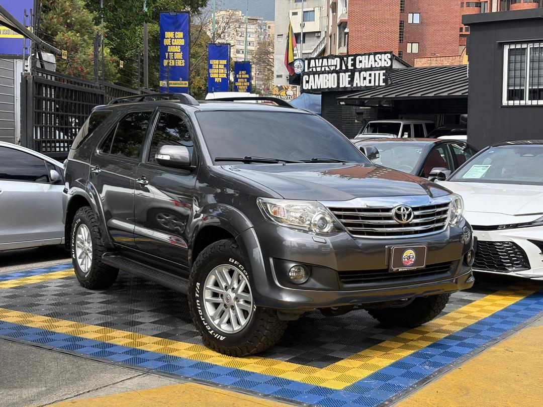 Toyota Fortuner Sr 2014 Gris