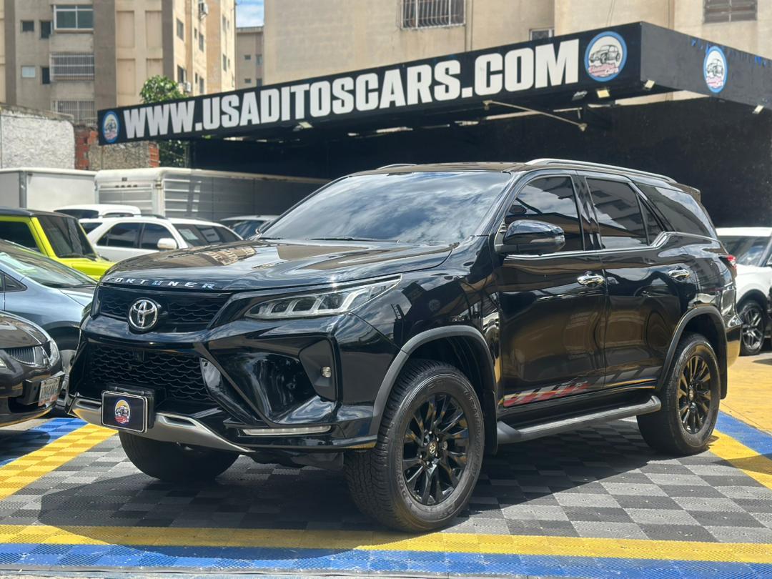 Toyota Fortuner SR5 2024 Negro
