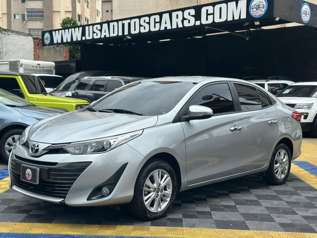 TOYOTA YARIS E 2020 PLOMO
