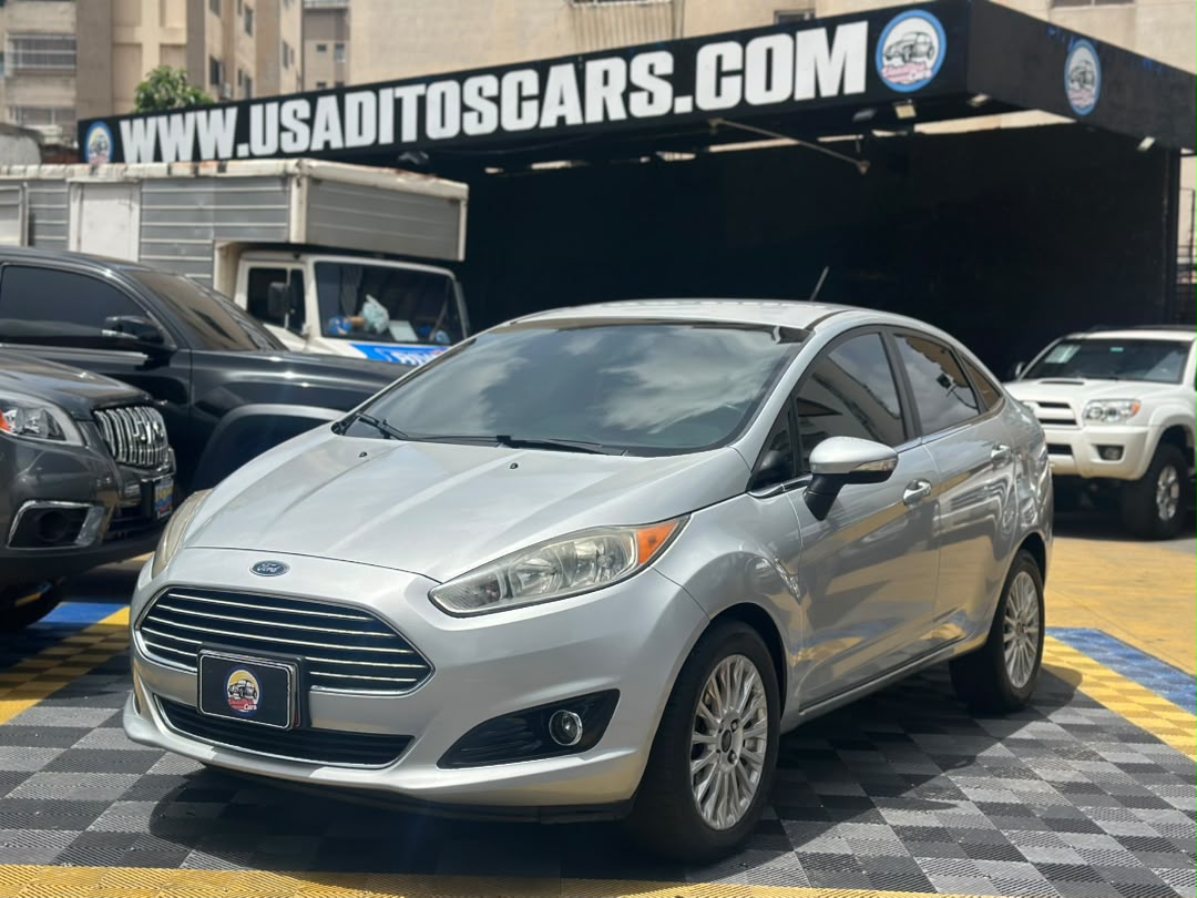 FORD FIESTA TITANIUM 2015 GRIS
