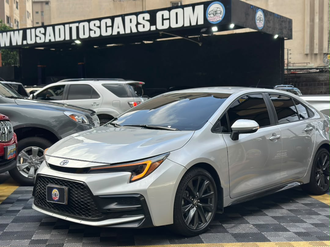 TOYOTA COROLLA SE 2024 PLATA