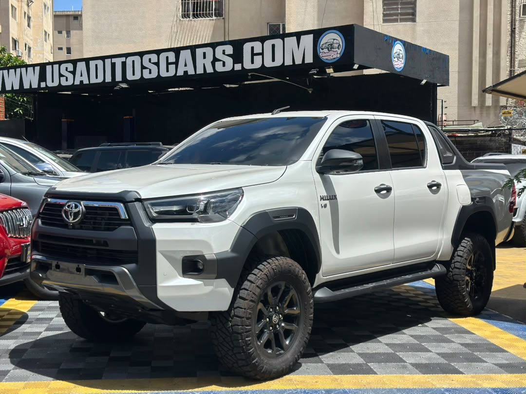 Toyota Hilux adventure sr5 dubai 2025 Blanco