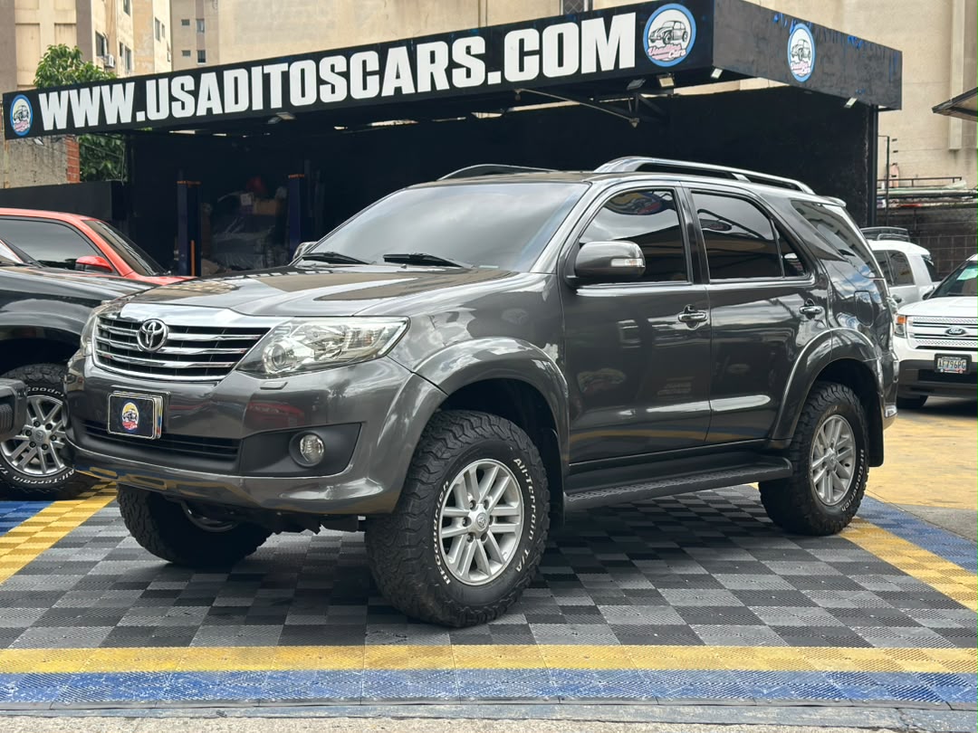 Toyota Fortuner SR 2014 Gris