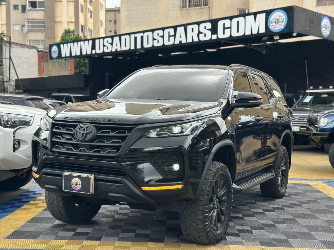 Toyota fortuner Dubai sr5 Black Edition S 2021 Negro
