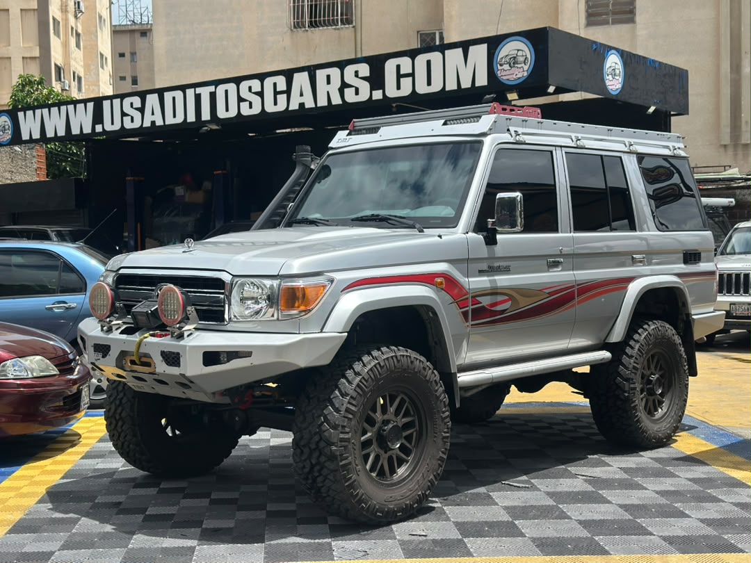 Toyota machito Dubai 2018 Plata